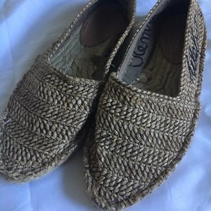 “Welcome summer” pointy woven flats